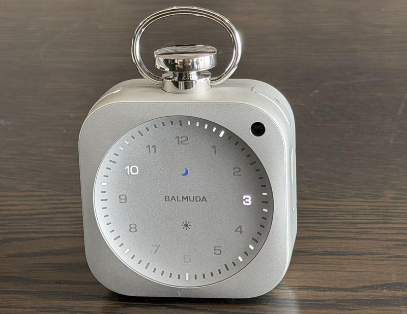 雨の音や大河をゆく舟の音、ロッジの暖炉の響きなどのオリジナル音源を臨場感あるサウンドで再生するリラックスタイムモード。輝く光のモーションとサウンドが深い落ち着きの空間を作る