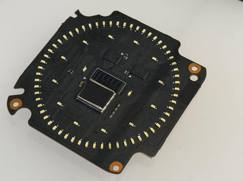 7.5センチの小さなボディには、ムラのない均一な発光を実現した75個のLEDからなる照明構造(写真)を含め、200以上ものパーツが精緻に組み合わされている