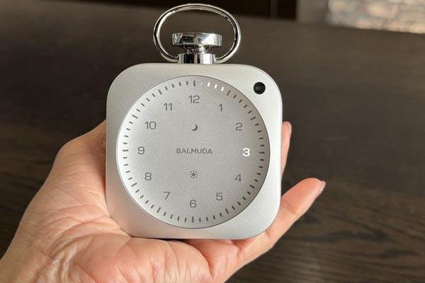 本体重量は約259g。手のひらに収まるサイズ感ながら、ずっしりとした持ち重りが心地よい