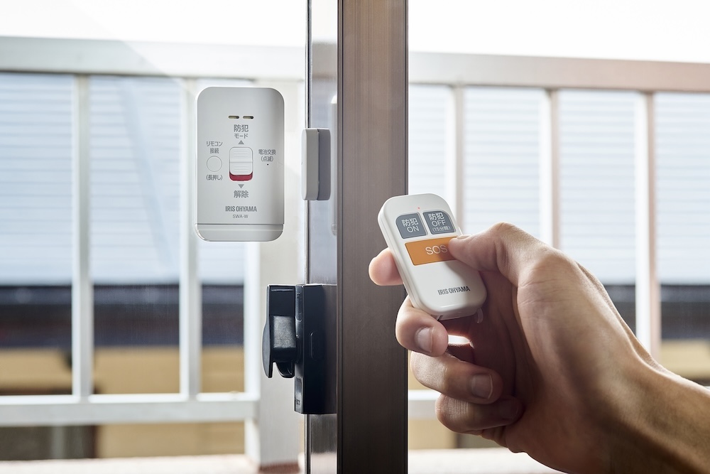 リモコンの「SOS」ボタンを押して任意で警報を作動させられる