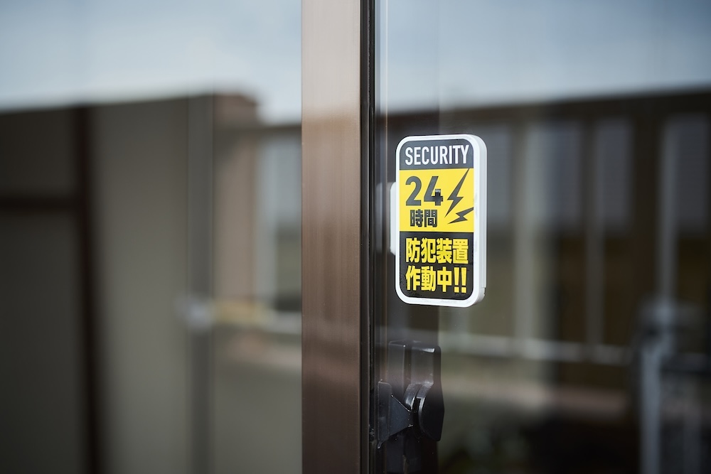 屋外から見える位置に貼れる警告ラベルを同梱