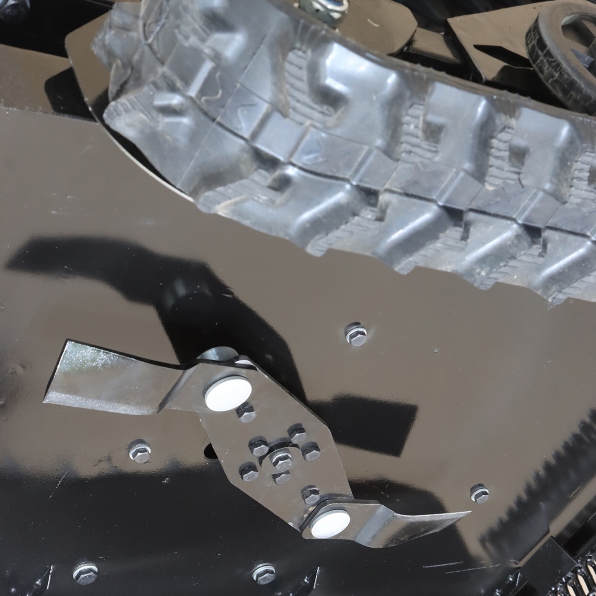 2枚のフリーナイフを備え、頑丈な作りで「タフ」に「刈る」