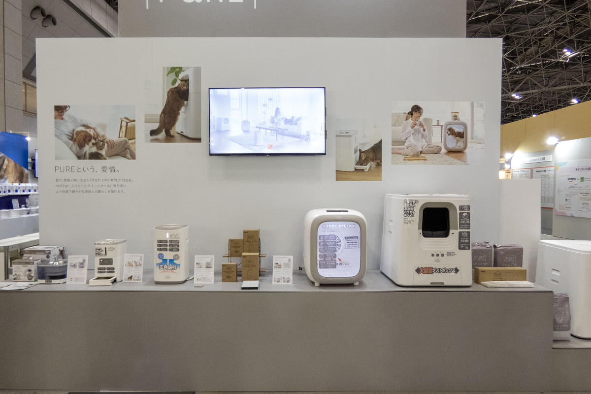 PET MARVELでは給水・給餌機や空気清浄機、ペットドライヤーに全自動トイレを展示