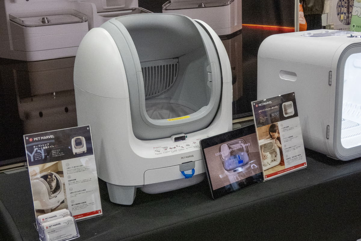 小さなドラム式洗濯機のような雰囲気の猫用全自動トイレ。デリケートな猫が使わなかったら……というオーナー向けに、各製品でレンタルサービスも用意されています