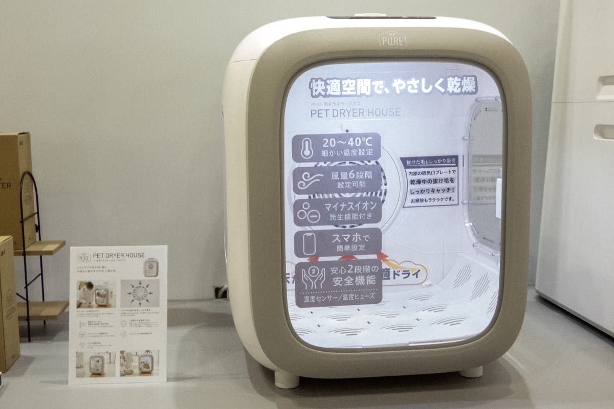 犬・猫問わずシャンプー後にドライヤーに苦労する……そんな悩みを解決するペットドライヤー。心地よい温度でハンズフリーで乾かせます。安全性や静かな動作音で、お手入れも簡単