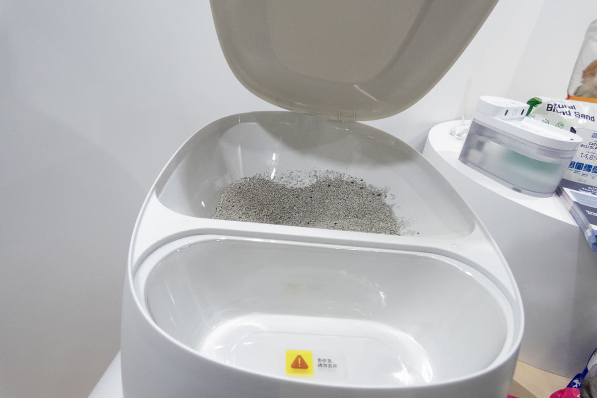 排泄後に排出される猫砂の追加も自動で行ないます