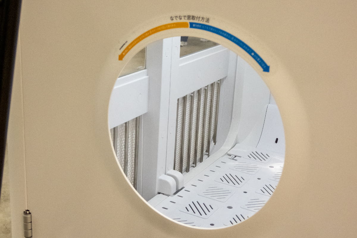 ペットを撫でられるスペースが左右に設けられています