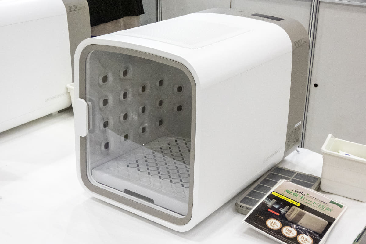 パワフルな立体風を4面から放出する「ドライ」、ブラシ不要で花粉・ホコリ・抜け毛を取れる「エアシャワー」、温風・送風・タイマー付きの「ハウス」、ペット臭・トイレ臭をしっかり脱臭する「脱臭モード」を備えます