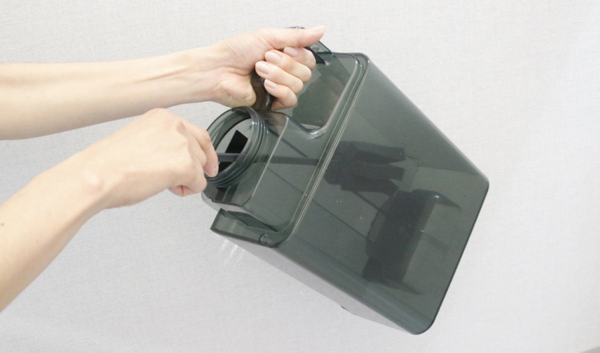 タンクは水を入れて振り洗い。汚れが気になる場合はスポンジを使う(画像提供：ダイニチ工業)