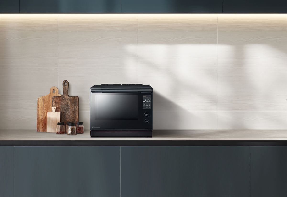 メタルハンドルとフラットガラスの洗練されたデザインを採用