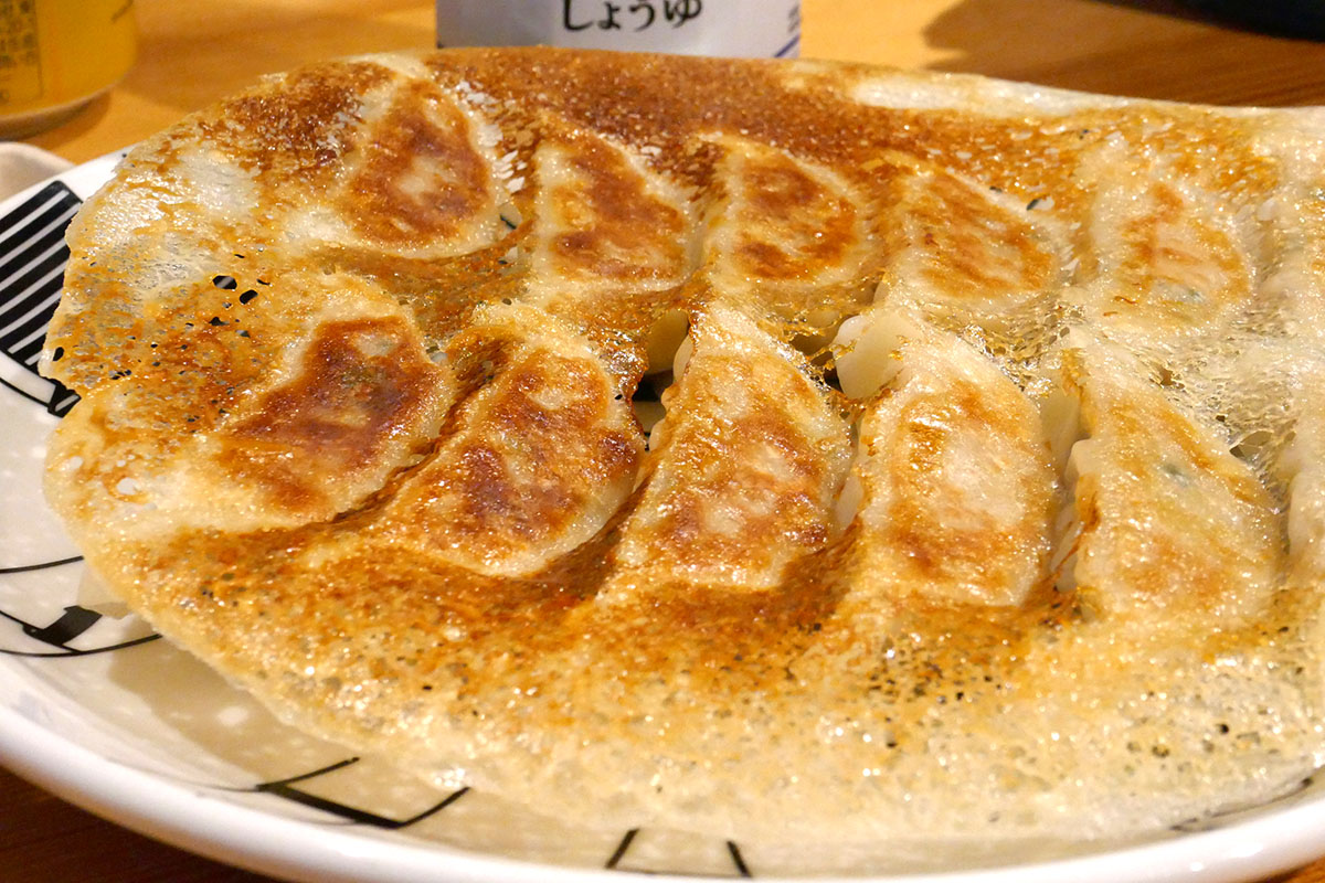 フライパンに脂質が残存していると、餃子が張り付く原因にもなる