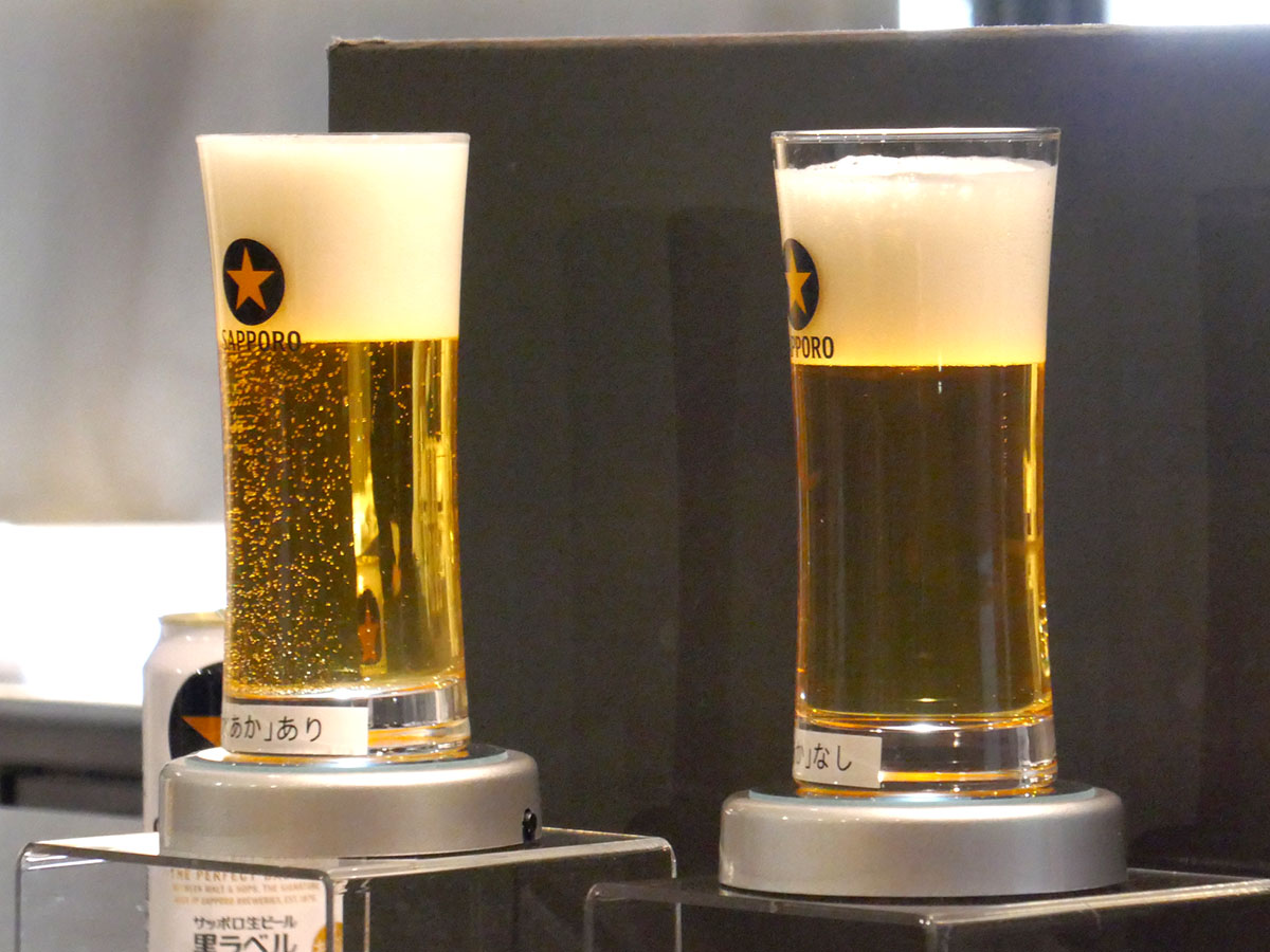 左が水アカが多く付着しているグラス。CHARMY Magica 速乾+で洗浄した右のグラスにはほぼ気泡が見られない