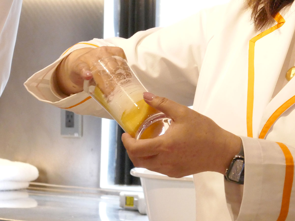 グラスは底までしっかり、飲み口なども忘れずに洗う