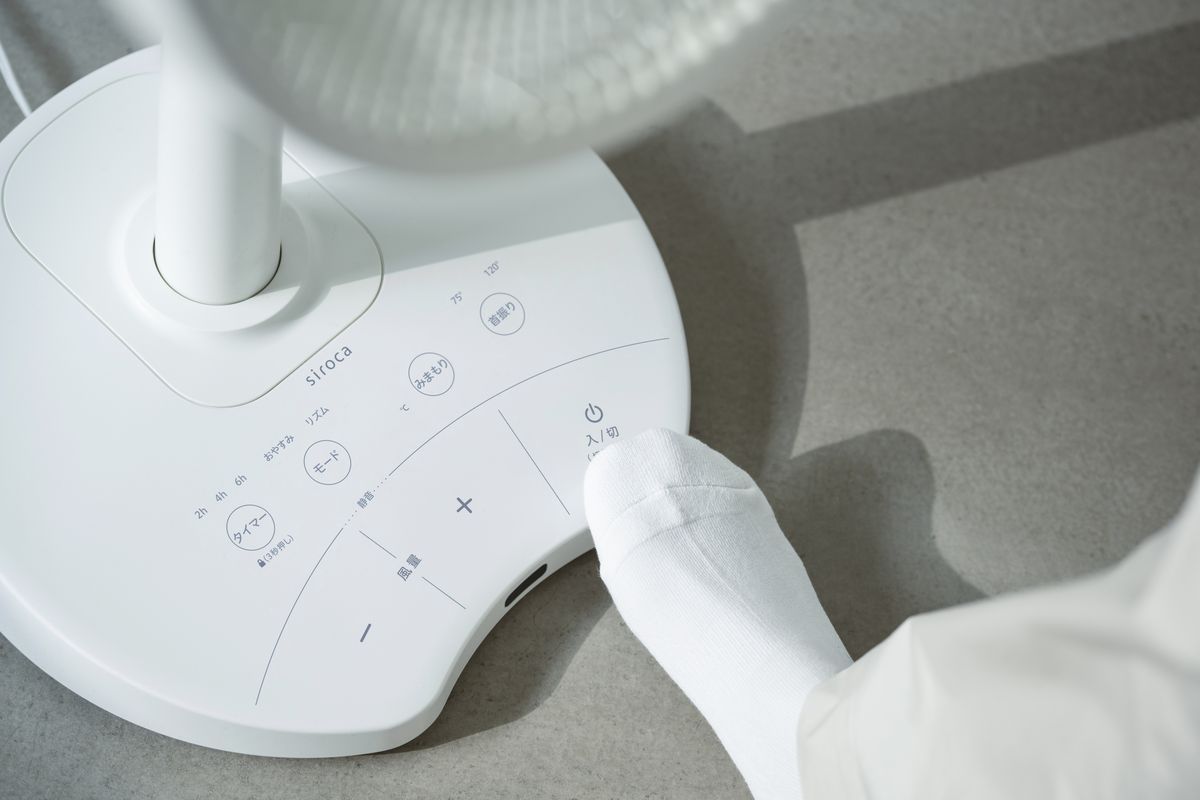 足で操作できる大きなボタンを搭載