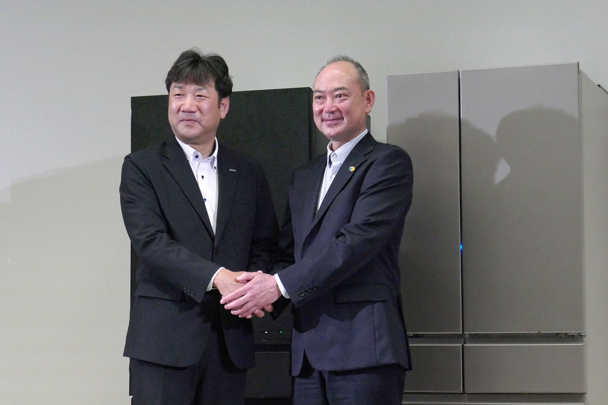 パナソニック 冷蔵庫事業部  樋上和也 副事業部長(写真左)と、中部電力ミライズ 臼井太郎 執行役員 サステナブル社会推進本部長(写真右)