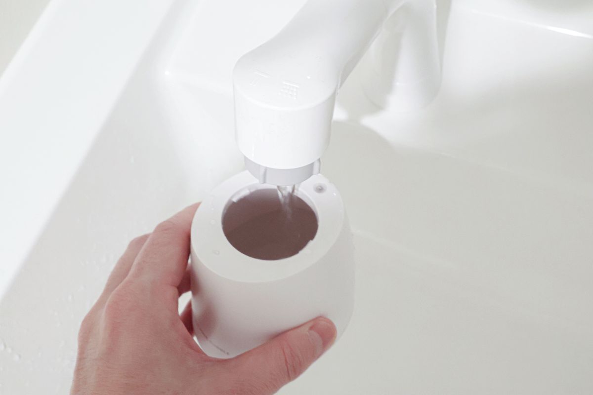 給水タンクを本体から取り外し給水している様子