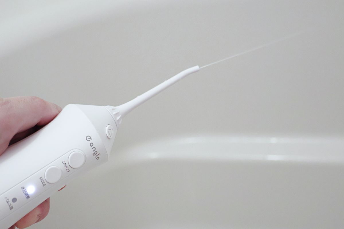 モードを選んでボタンを押すとジェット水流がスタートする。なお、歯周ポケットを洗浄するときは水圧調整は5段階目が推奨されています