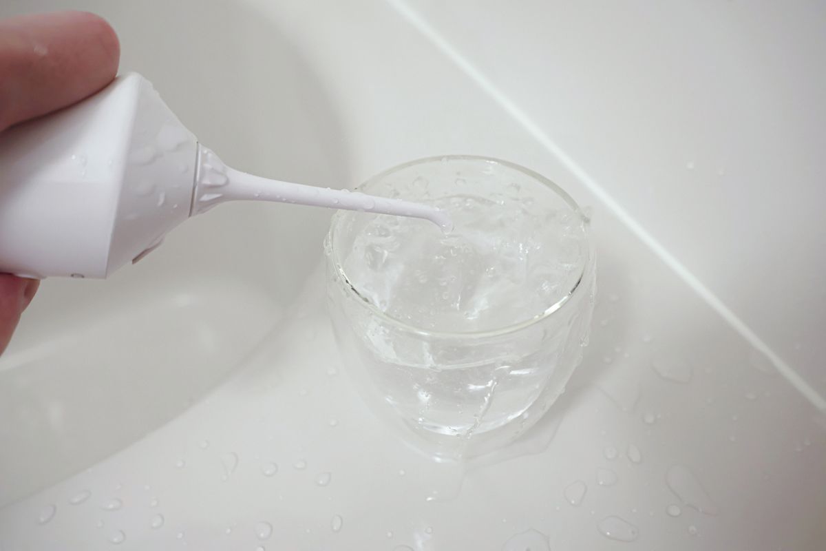 水圧1で水の表面に噴射した様子。水が激しく飛び散るほどのパワー