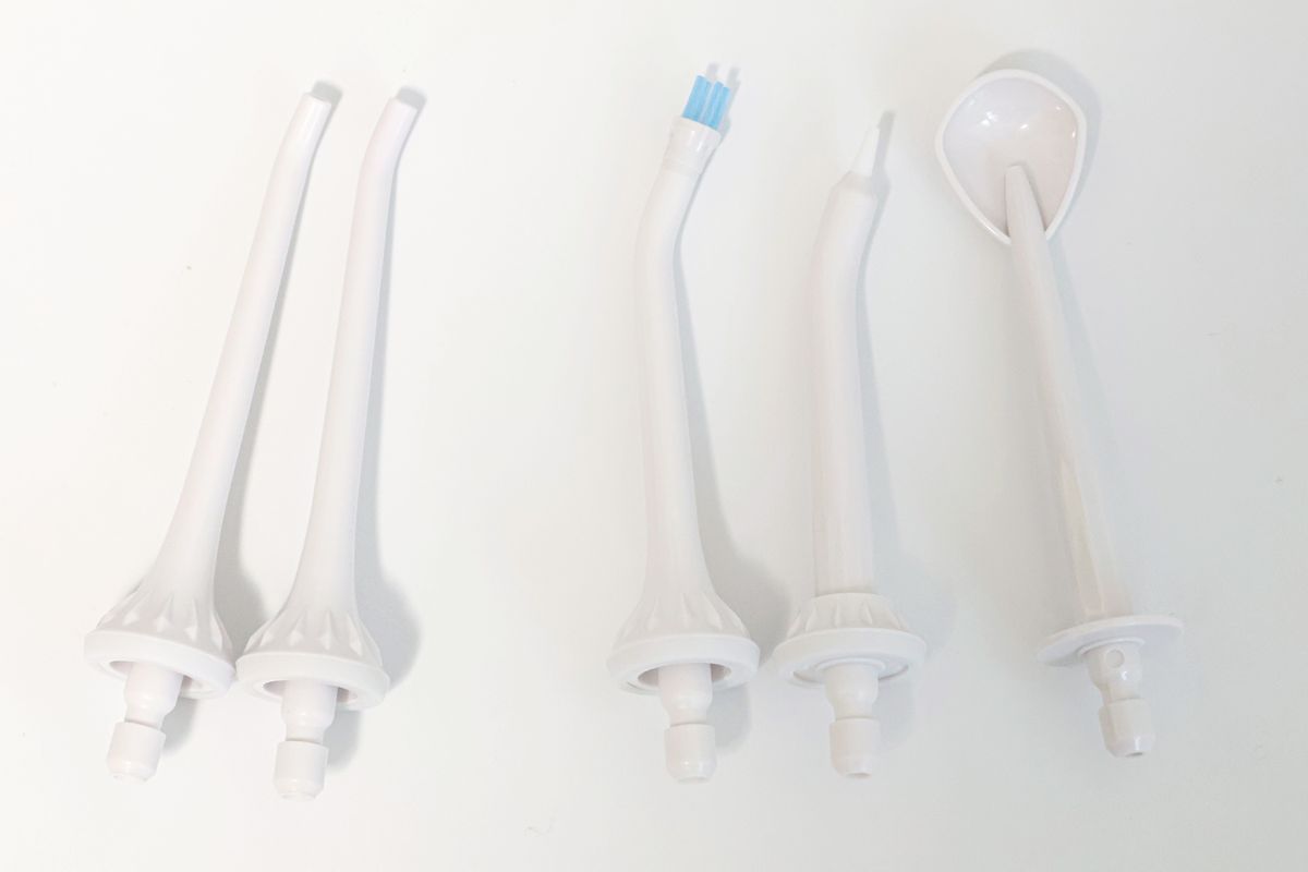ノズルは左から標準ノズル（2本）、ポイント磨き用、歯周ポケット用、舌磨き用が付属し、用途に応じて使い分けられる。「歯周ポケットノズル」は先端が尖っているような形状のため、ピンポイントに歯周ポケットを狙いやすく使い勝手は良好でした