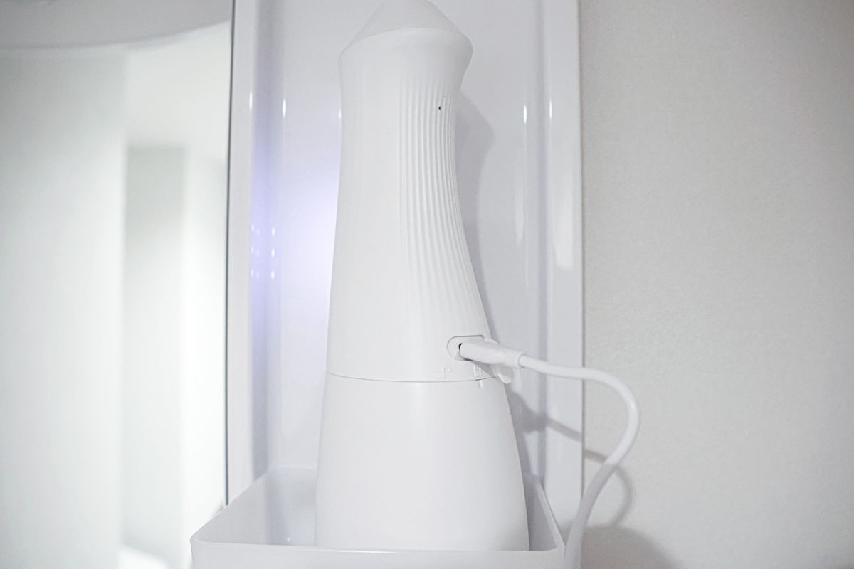 1回のフル充電で15回以上使用できるバッテリーを内蔵。充電時間は最大約3時間。付属品に各種ノズルとUSB Type-A to Cケーブルを同梱