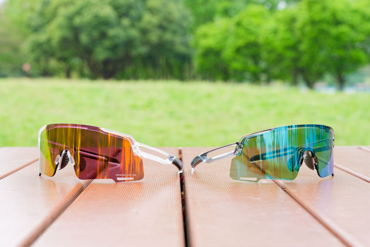 「EQUINOX マットクリスタル／RIDESCAPE BRIGHT」(左)と「EQUINOX ミネラルグレー／RIDESCAPE ALL ROAD」(右)