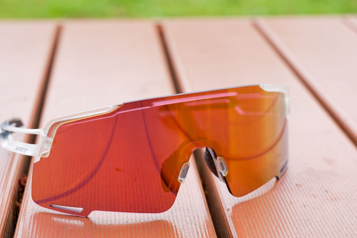 正面から見るとリムレスのような「EQUINOX マットクリスタル／RIDESCAPE BRIGHT」