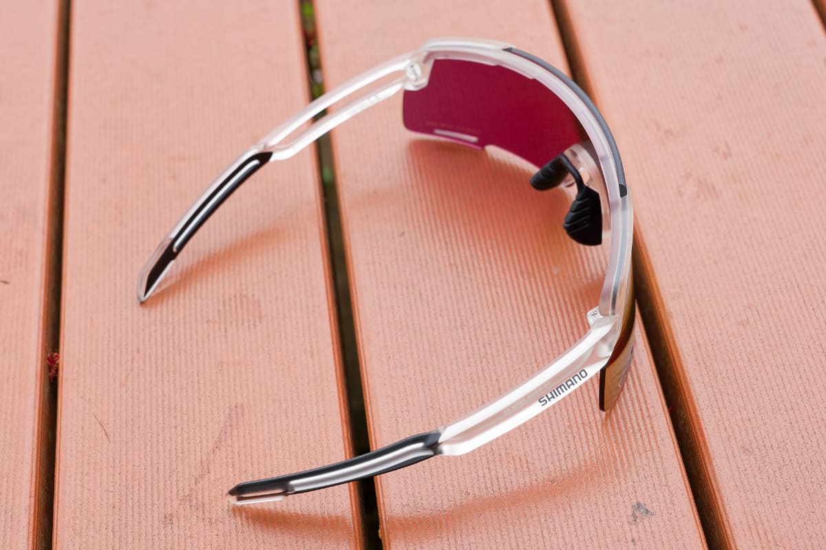 思ったとおり、上々のフィット感。額や頬に沿った形状で視界のほぼ全体を覆う