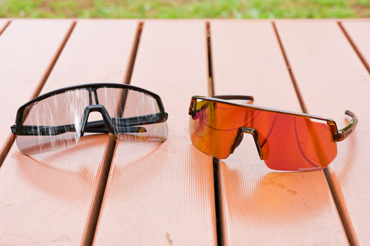 「TECHNIUM L マットブラック／フォトクロミックグレー」(左)と「TECHNIUM L トランスペアレントブロンズ／RIDESCAPE BRIGHT」(右)