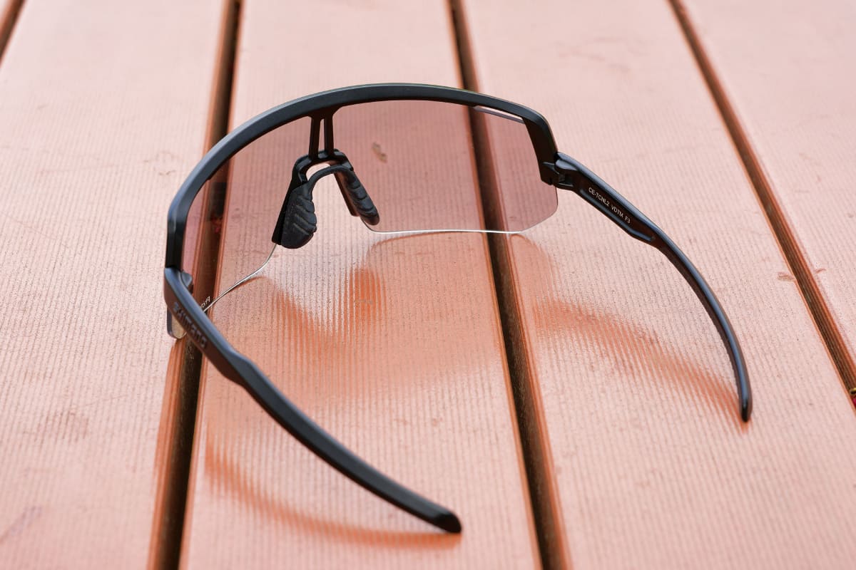 ハーフリムでシンプルなデザインの「TECHNIUM L マットブラック／フォトクロミックグレー」