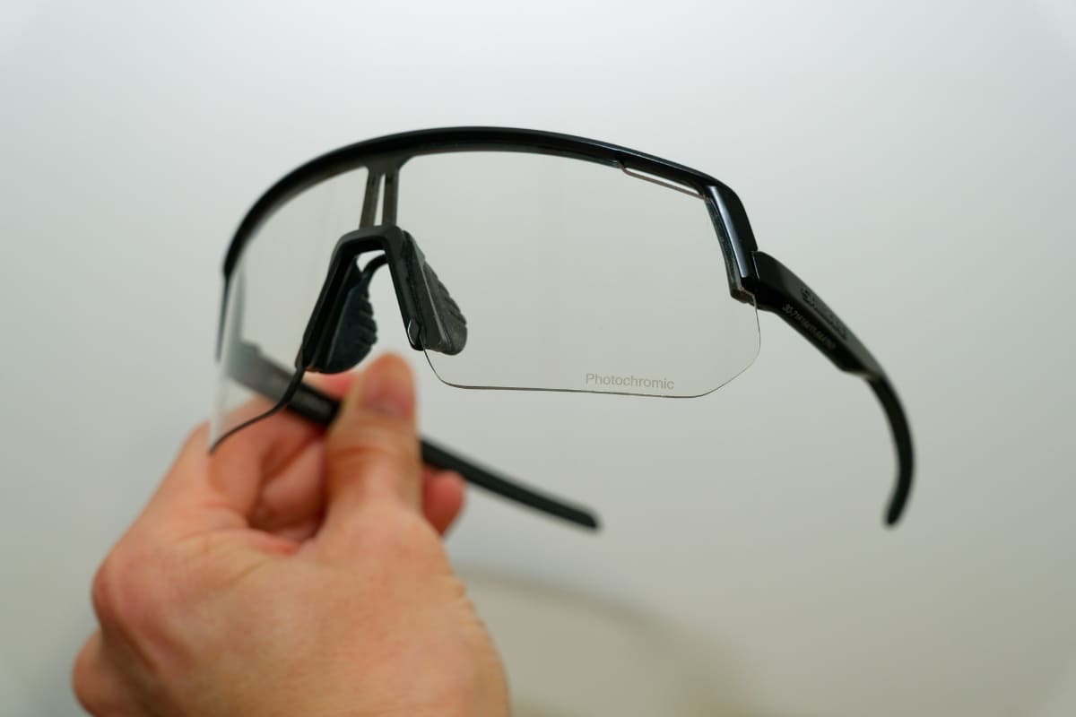 室内など太陽光の届かない場所だとほぼクリアレンズ