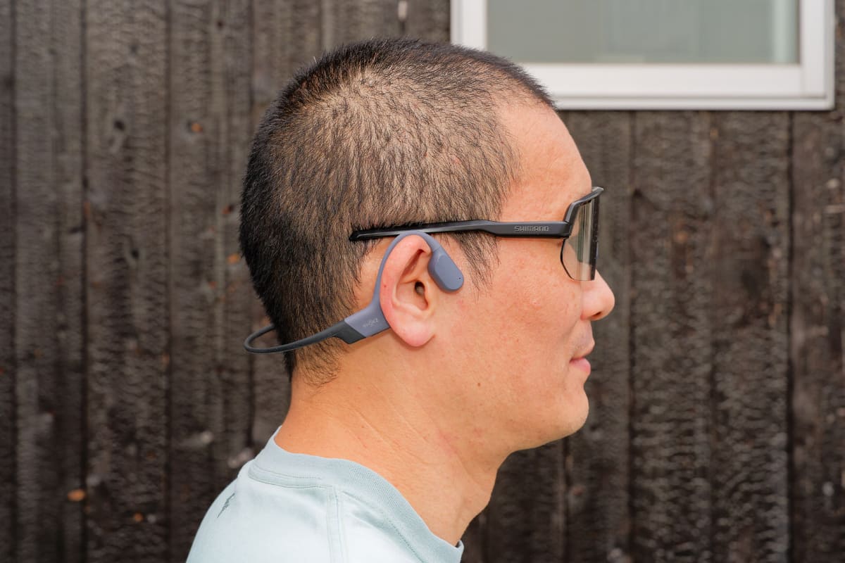 筆者がランニングのお供にしている骨伝導ヘッドフォンも一緒に無理なく使用可