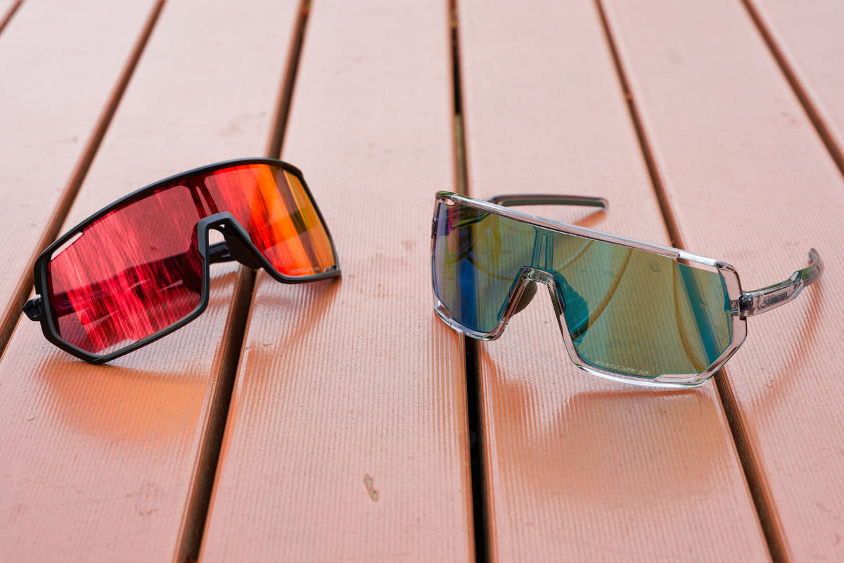 「TECHNIUM マットブラック／RIDESCAPE ROAD」(左)と「TECHNIUM ミネラルグレー／RIDESCAPE ALL ROAD」(右)