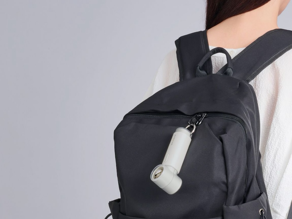 本体の下部にはカラビナが一体化しており、バッグやベルトループに直接取り付けてアクセサリー感覚で持ち運べる