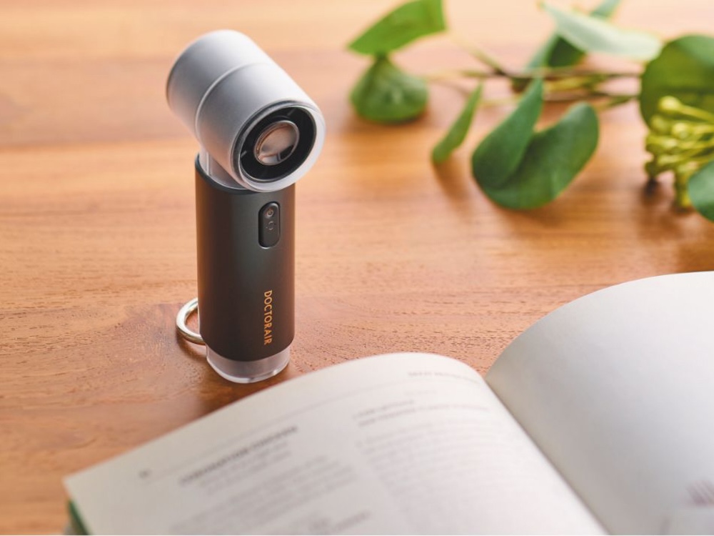 カラビナ部分は机などに置く際の自立スタンドとしても機能する