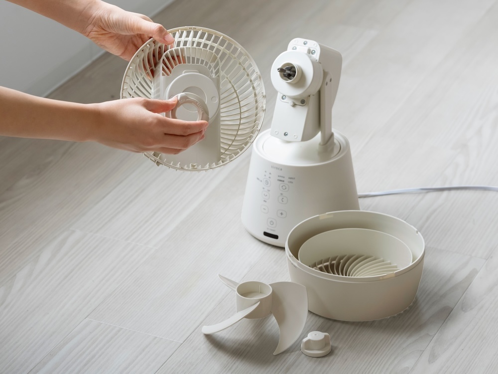 前後のガードと羽根は工具不要で手で簡単に取り外すことができ、気になったときにサッと拭き掃除ができる