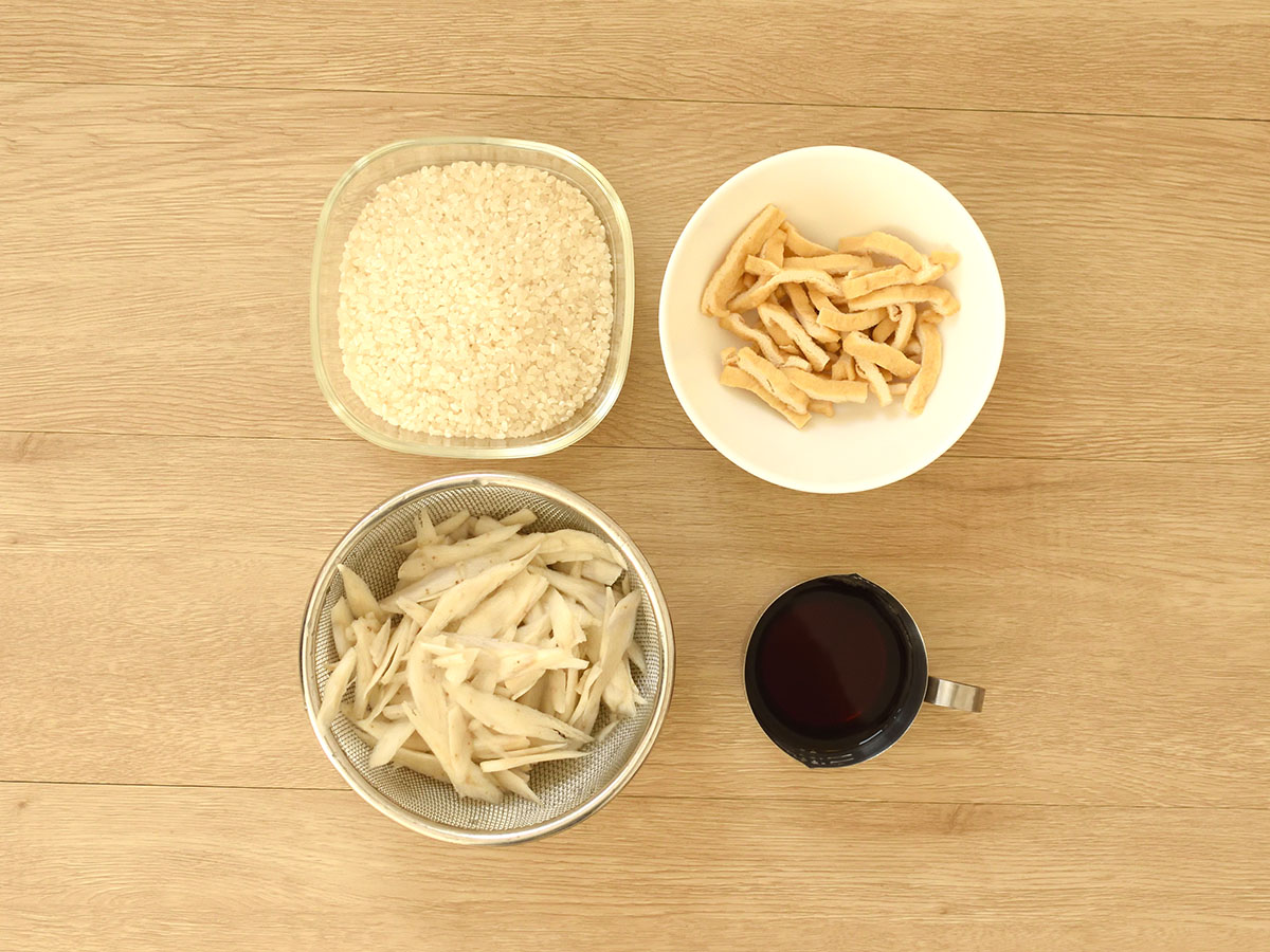 ゴボウと油揚げはカットされたものを使用します