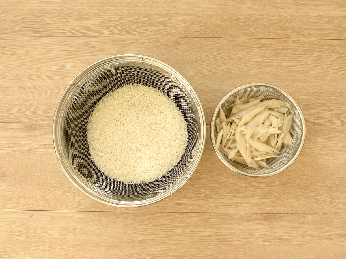米とゴボウは洗って水気を切ります