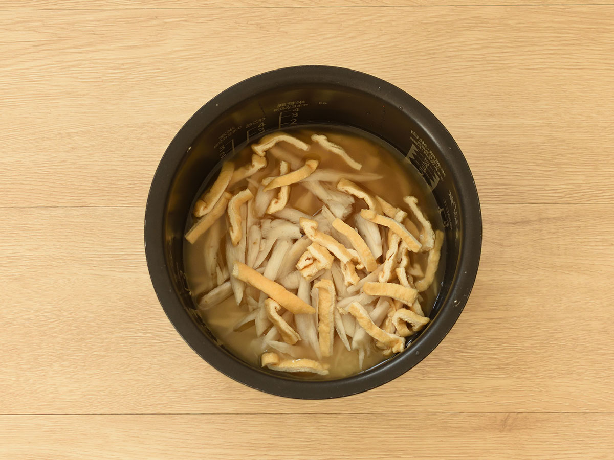 めんつゆを入れてから水を加えます