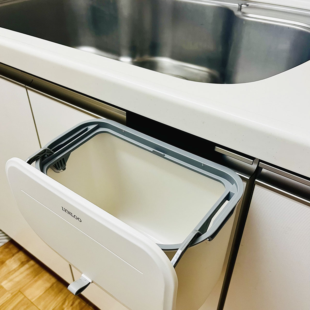 容量は7Lで、厚さ2.4cmまでの扉に引っ掛け可能。密閉蓋がニオイと虫をシャットアウトしてくれます