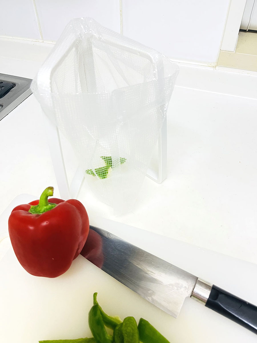 ポリ袋をセットするだけ。マーナは袋を掛けたまま閉じられるようになっています