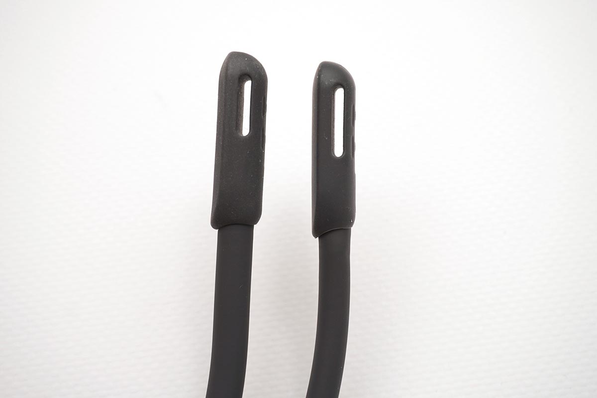 左側がPRO Plusのバンド。先端のサポーターが身体に触れるとより柔らかくしなります