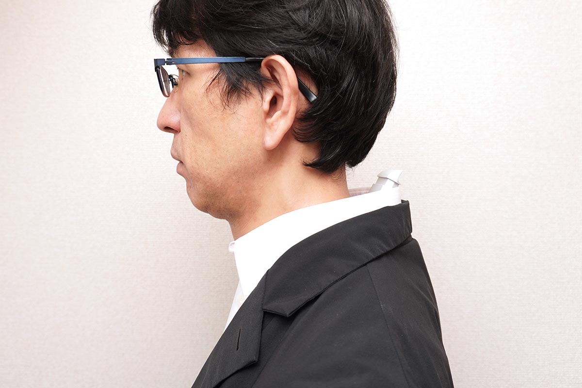 アジャスタブル・エアフローパーツがあれば、デバイスの上から襟付きのビジネスシャツを着て、ジャケットを羽織っても効率よく排熱ができます