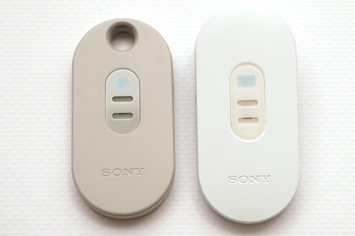 左側が新しい「REON POCKET TAG 2」。右側の初代TAGよりもサイズダウンが図られています