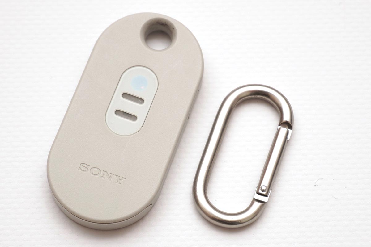 TAG 2と形を合わせた特製のカラビナが付属します。TAGの着脱がとても簡単にできるようになりました