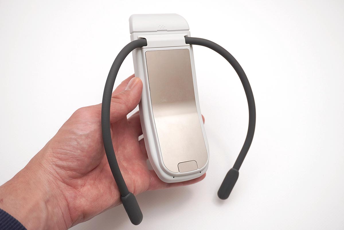 REON POCKET PRO Plusの背面。「く」の字に曲がった本体の上下、肌に直接触れるプレート部分に冷温効果を生むペルチェ素子のモジュールを1基ずつ独立配置