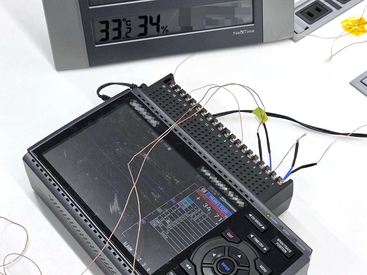 ソニーサーモテクノロジー本社のラボにて。温度計サーモロガーを使用して、新旧REON POCKET PROの冷却性能を計測しました