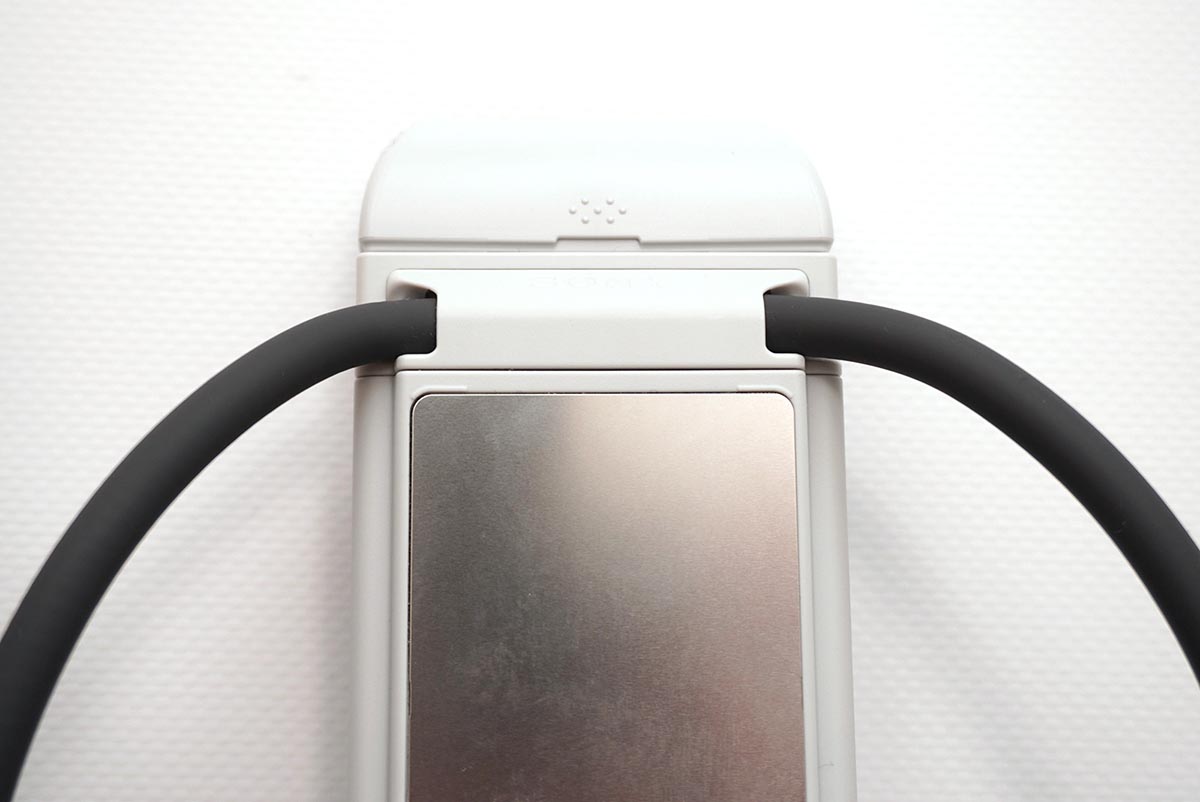 「アダプティブ・ホールドデザイン」を採用したPRO Plusの新しいネックバンド。バンドの根元の箇所、ヒンジカバーにスリットを入れてストッパー効果を持たせています