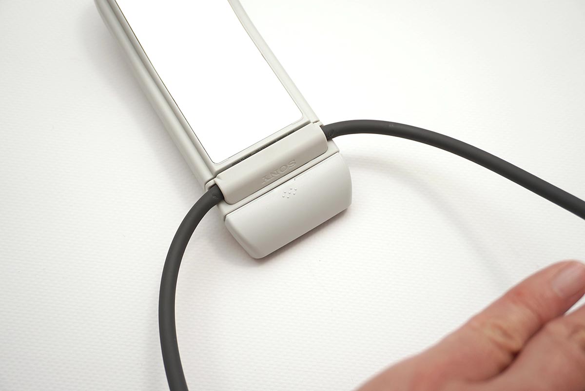 こちらは2025年モデルのPROに付属するネックバンド。ストッパー機能がないので、左右のネックバンドが“バンザイ”してしまうことがありました