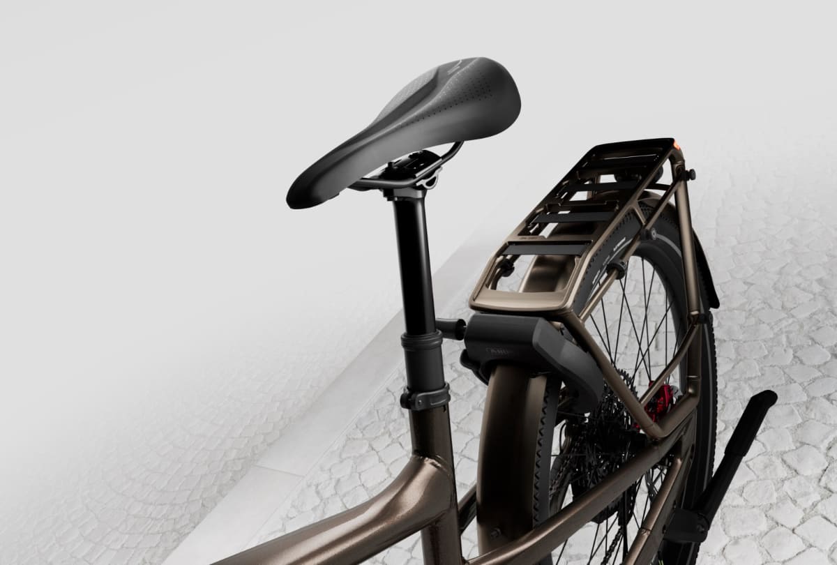 ボタン1つでサドルを昇降できるドロッパーシートポストも標準装備