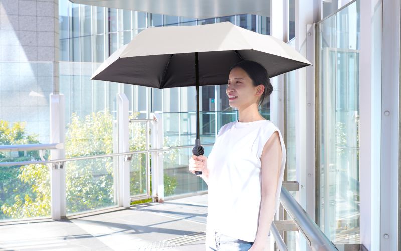 ファンが入った涼しい日傘「ファンブレラPOLE PLUS」